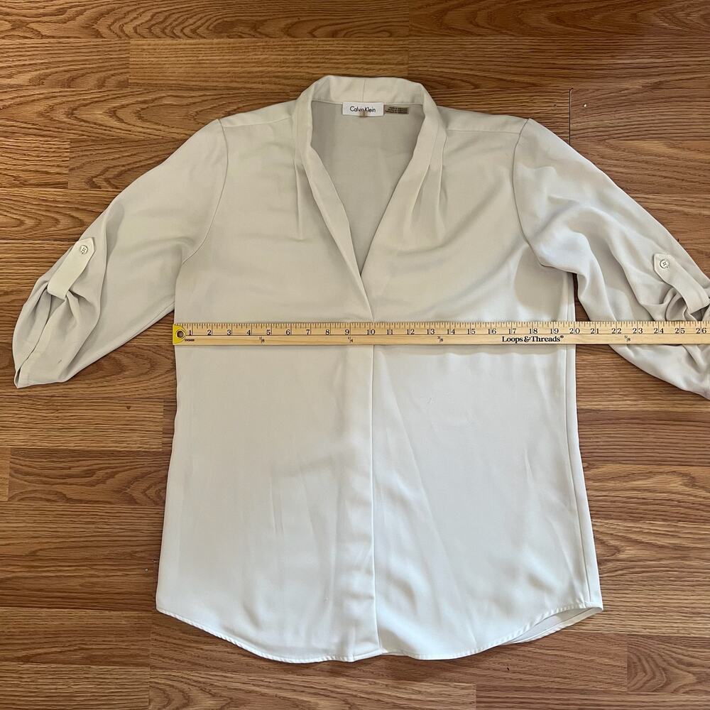 Ivory V-Neck Stretch Work Blouse M | Roll Tab Sleeve Office Top Calvin Klein - Picture 4 of 8